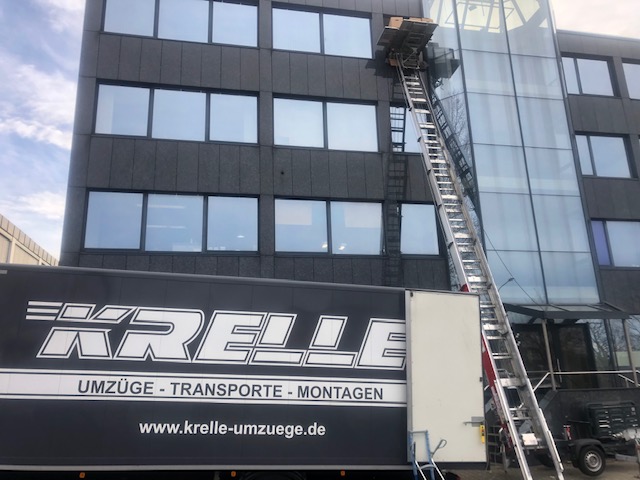 Möbellift von Krelle Umzüge an einem Wohnhaus im Einsatz